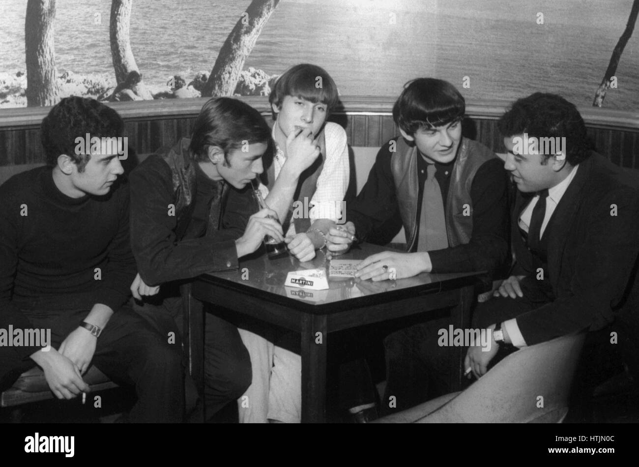 French singer Ronnie Bird with his musicians having a break at the Golf-Drouot bar. Paris, 1964 Stock Photo