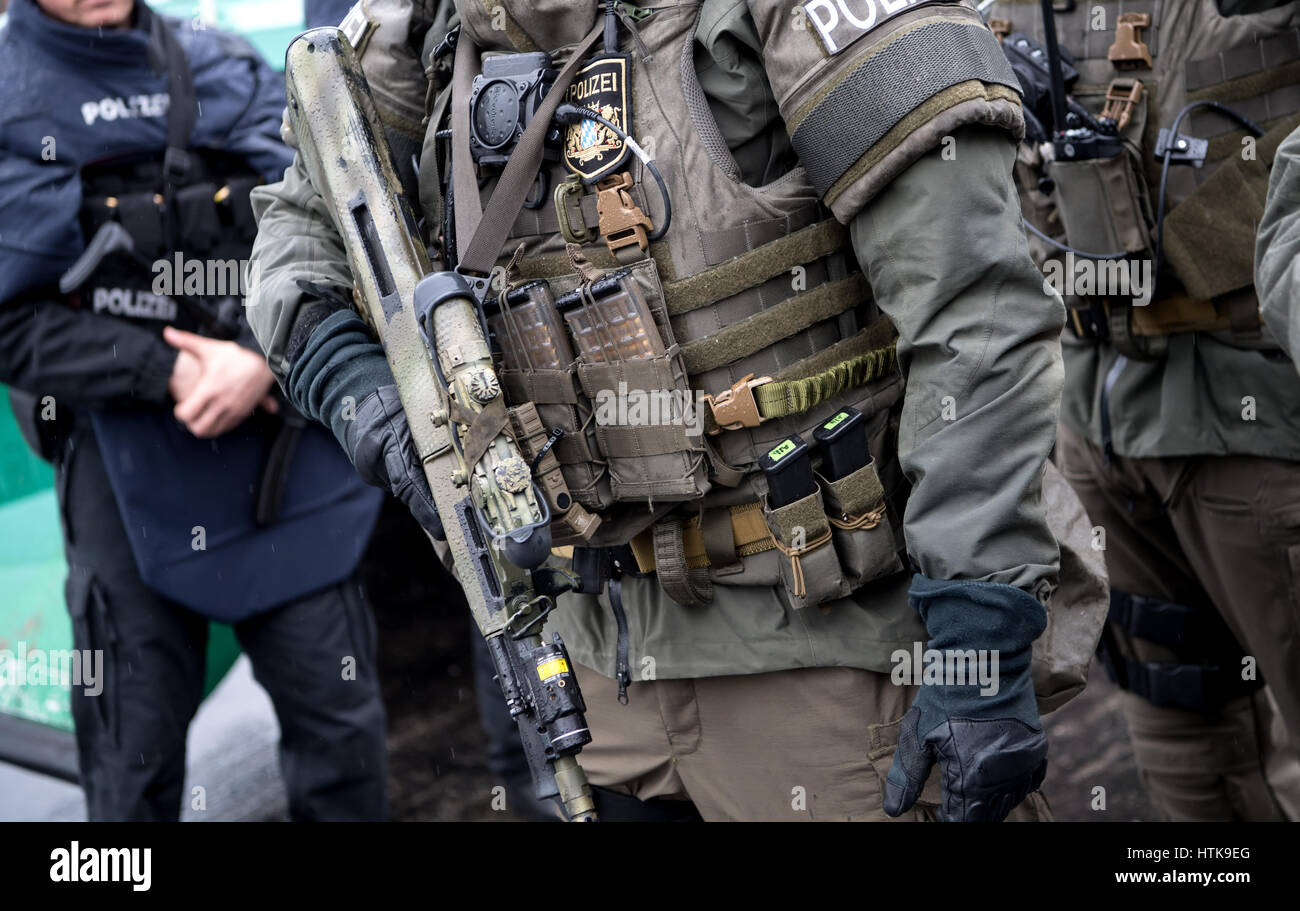 Murnau, Germany. 09th Mar, 2017. Members of the German police's Special  Deployment Commando (SEK) take part of the joint police-military 'GETEX'  exercises in Murnau, Germany, 09 March 2017. Photo: Sven Hoppe/dpa/Alamy  Live