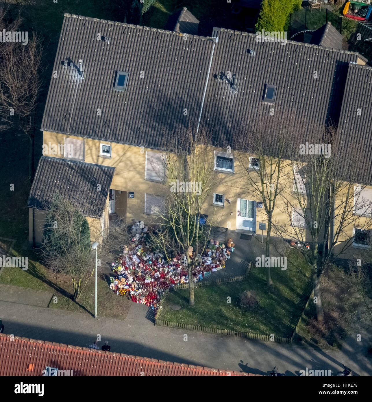 Herne child murder case, Settlement in Dannekamp, home of murderer Marcel Hesse and the nine-year-old victim, toys and candles in front of the house, Herne, Ruhr area, North Rhine-Westphalia, Germany Stock Photo