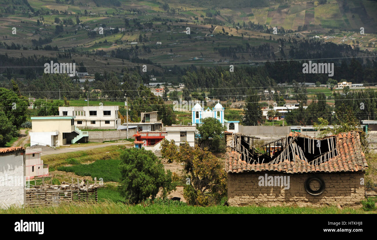 Typical veiw of a village in northern Ecuador. A house is falling down in the foreground and further back are new buildings. In the middle is the blue and weight village church. Taken on 15.10.2016. Photo: Reinhard Kaufhold/dpa-Zentralbild/ZB | usage worldwide Stock Photo