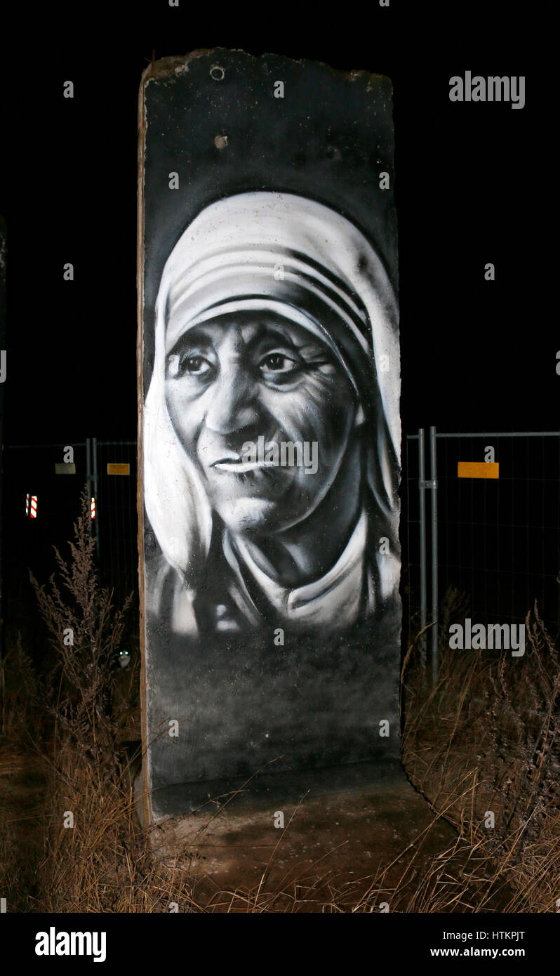 Mutter Theresa: Graffity auf einem Stueck der Berliner Mauer, Berlin. Stock Photo