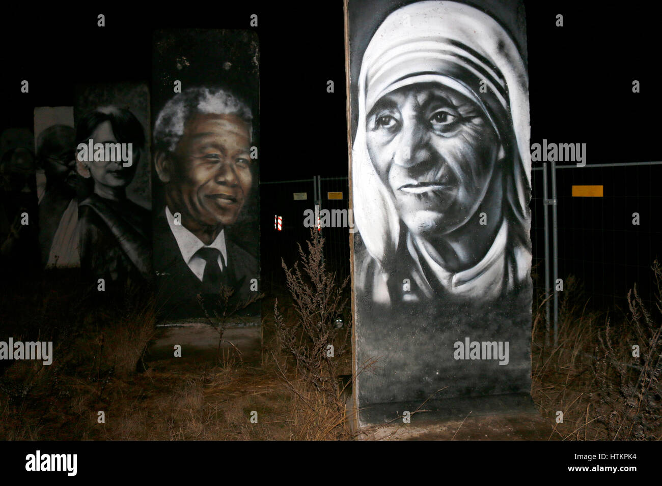 Nelson Mandela, Mutter Theresa: Graffity auf einem Stueck der Berliner Mauer, Berlin. Stock Photo