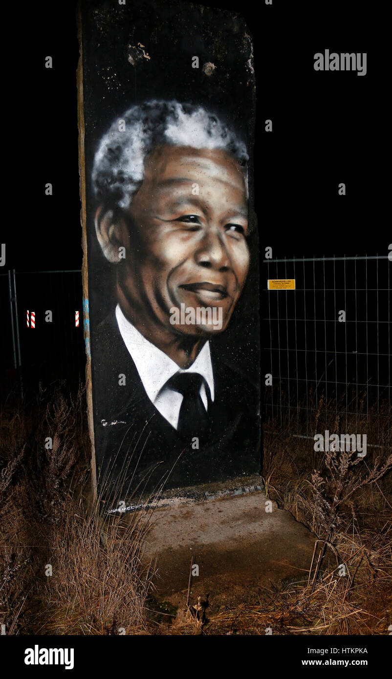 Nelson Mandela: Graffity auf einem Stueck der Berliner Mauer, Berlin. Stock Photo