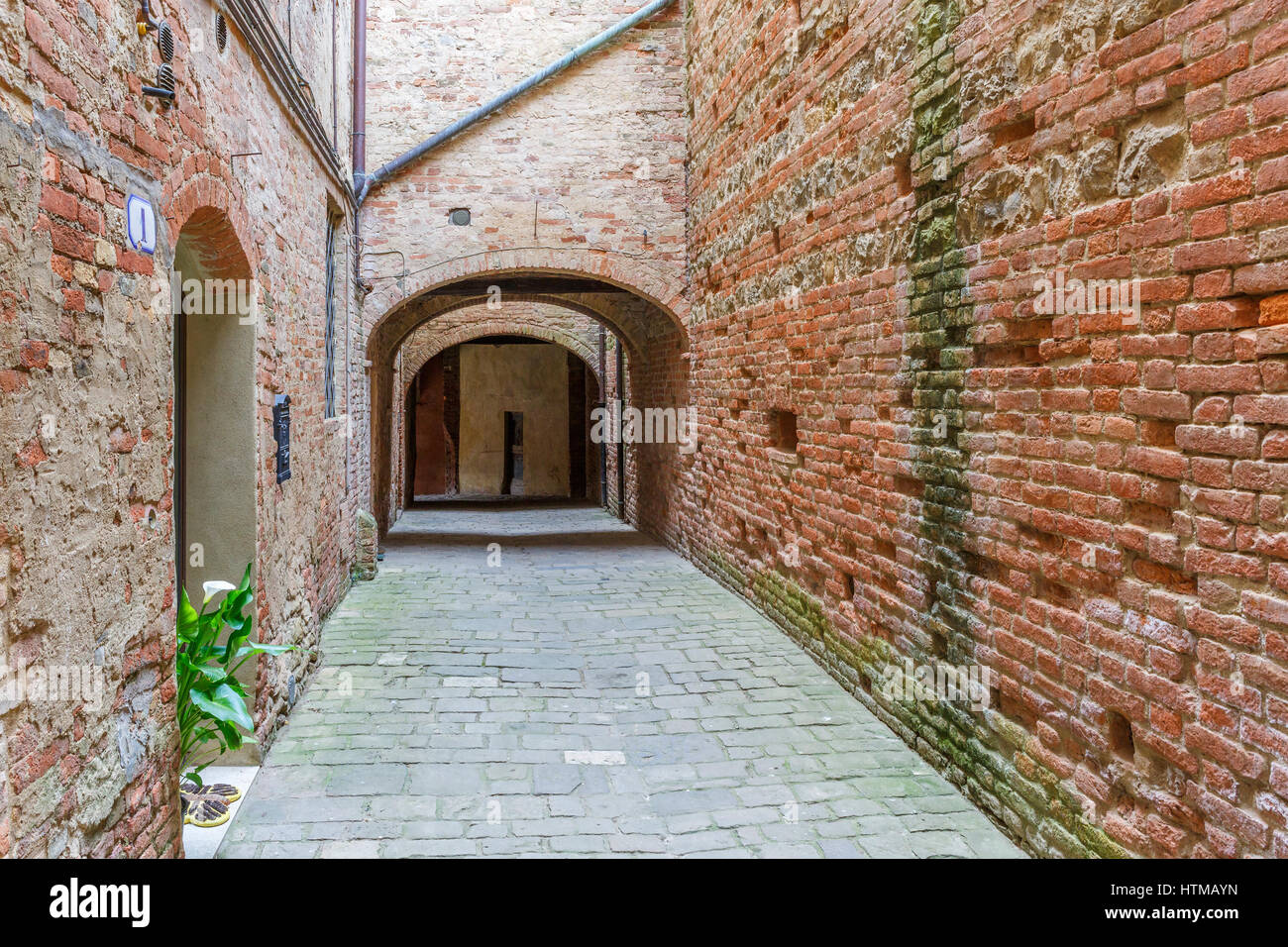 Old Brick Wall Alley High Resolution Stock Photography And Images Alamy