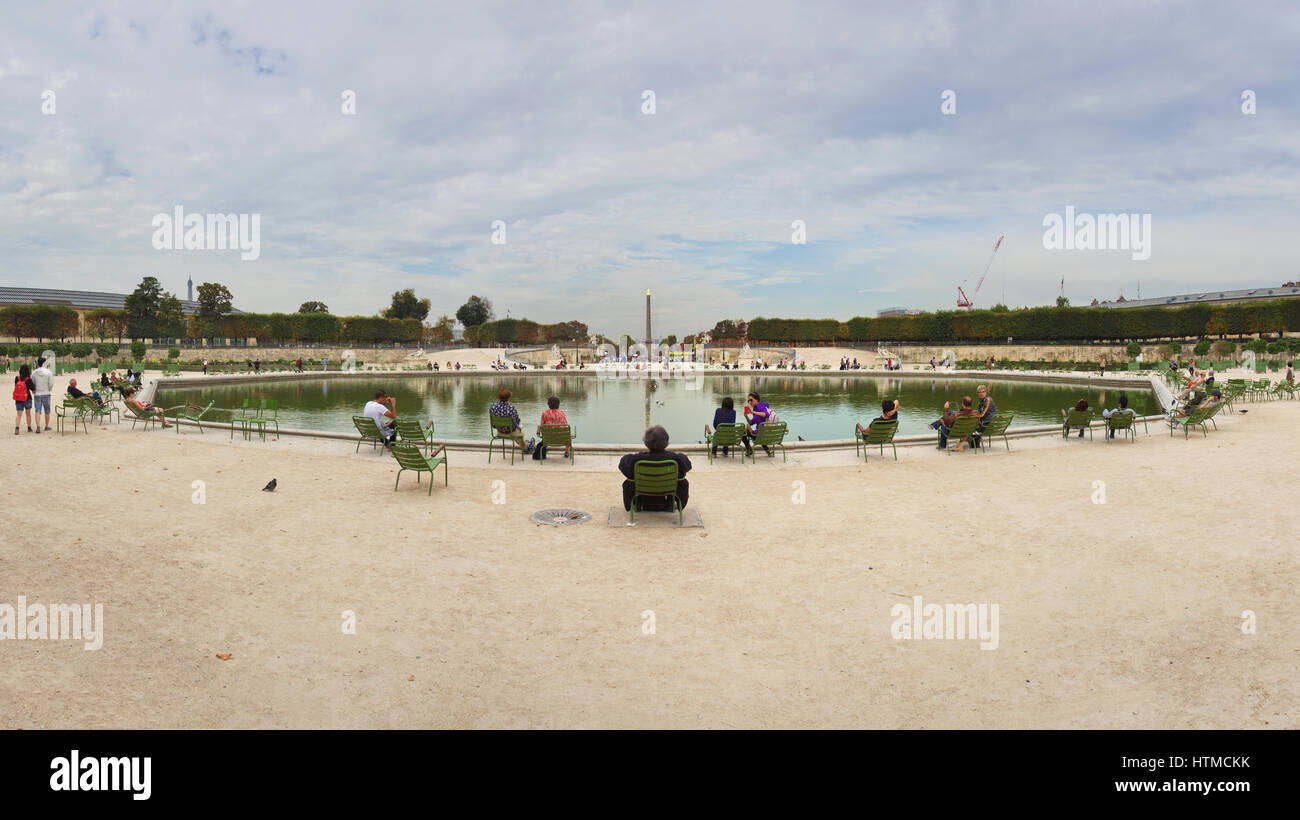 The watchful rest of the Flâneur - Jardin des Tuileries, Paris - octagonal water basin Stock Photo