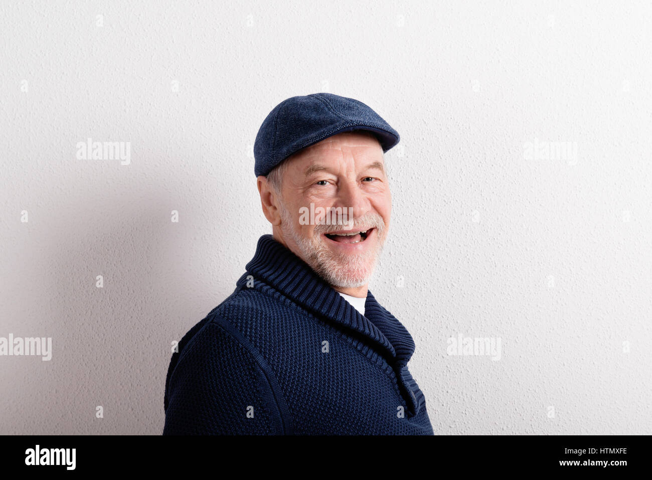 Man beard in flat cap hi-res stock photography and images - Alamy