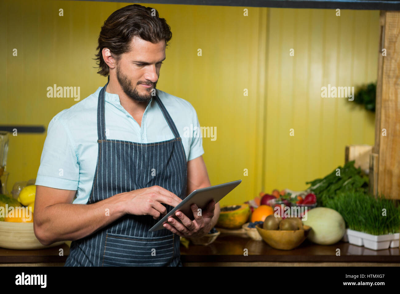 Shop assistant computer man hi-res stock photography and images - Alamy