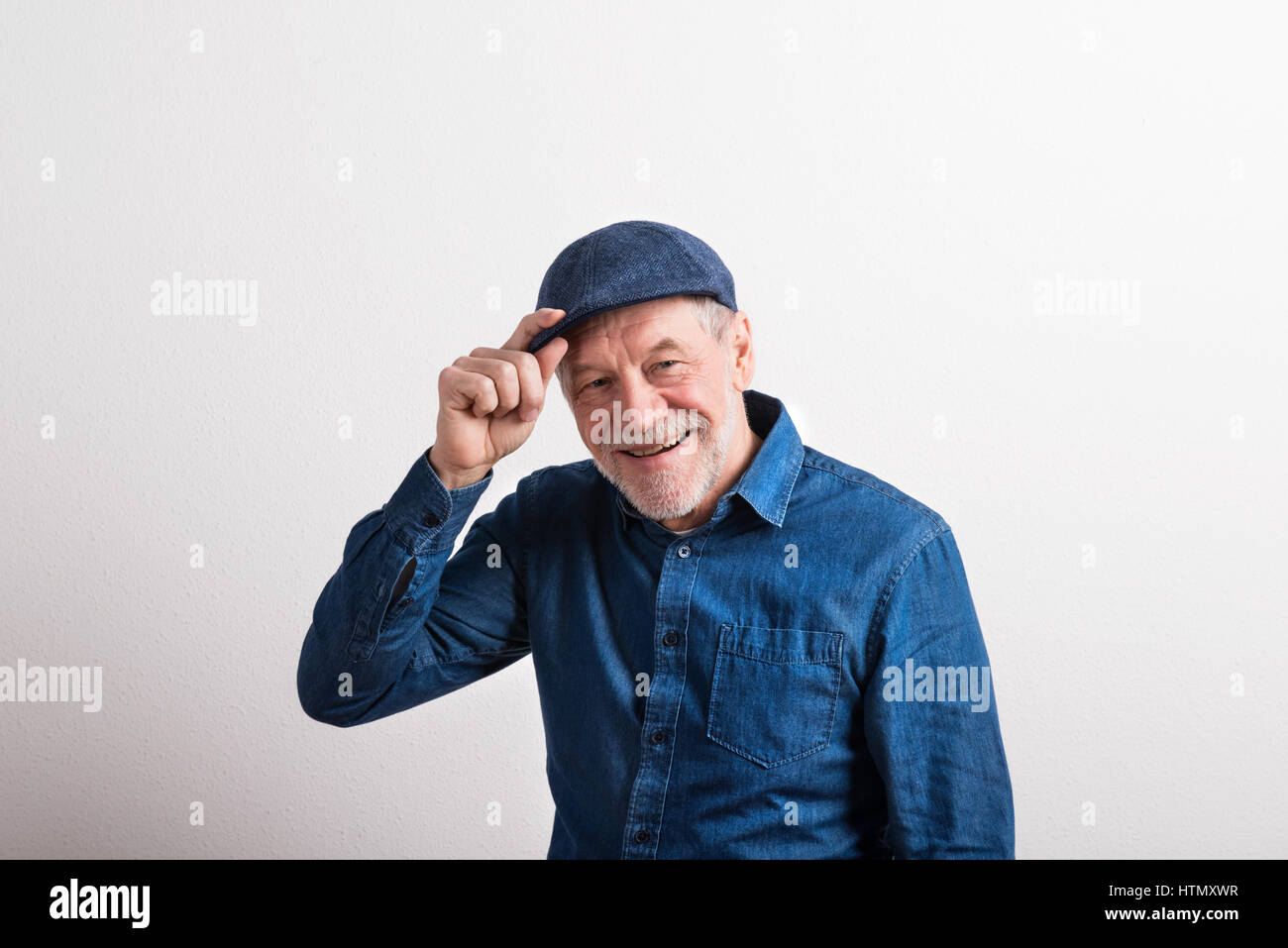 Man beard in flat cap hi-res stock photography and images - Alamy