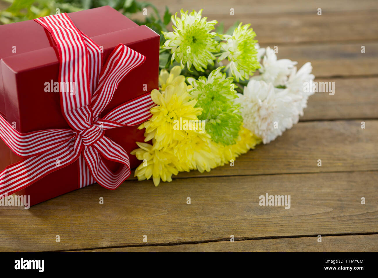 Download Yellow Box With Flowers On High Resolution Stock Photography And Images Alamy Yellowimages Mockups