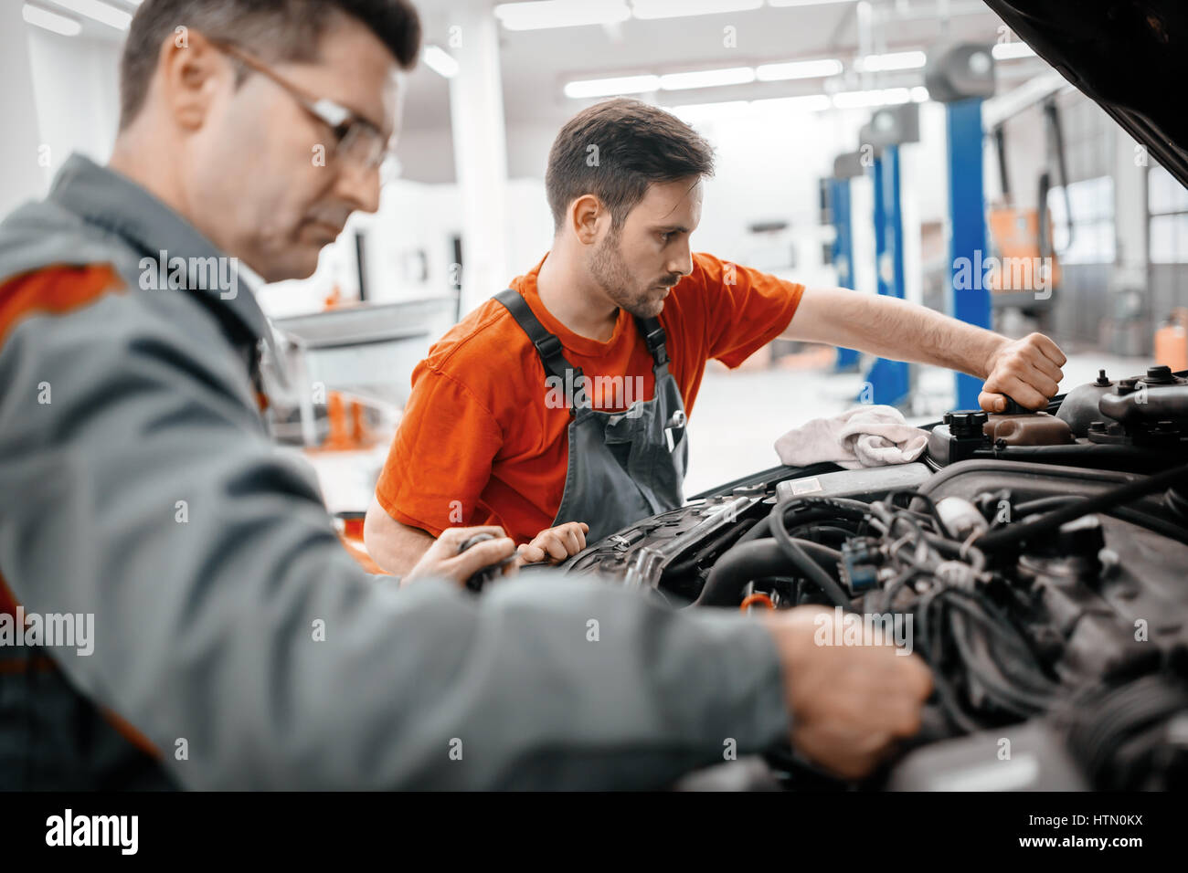 Это какая машина работает. Это какая машина работает. Довольный автомеханик. Это какая машина работает. Это какая машина работает.