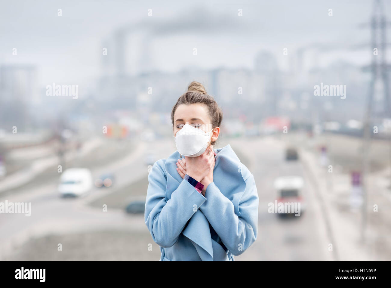 Запахло в воздухе мочой. Загрязнение воздуха люди в масках. Запахи города. Смог и люди. Загрязнение воздуха девушка.