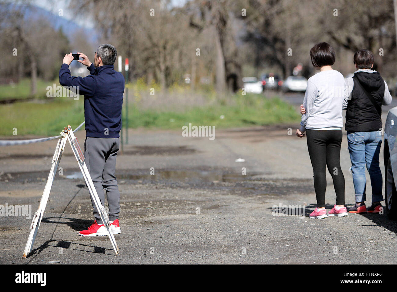 Napa, CA, USA. 9th Mar, 2017. Visitors stay behind the caution tape at