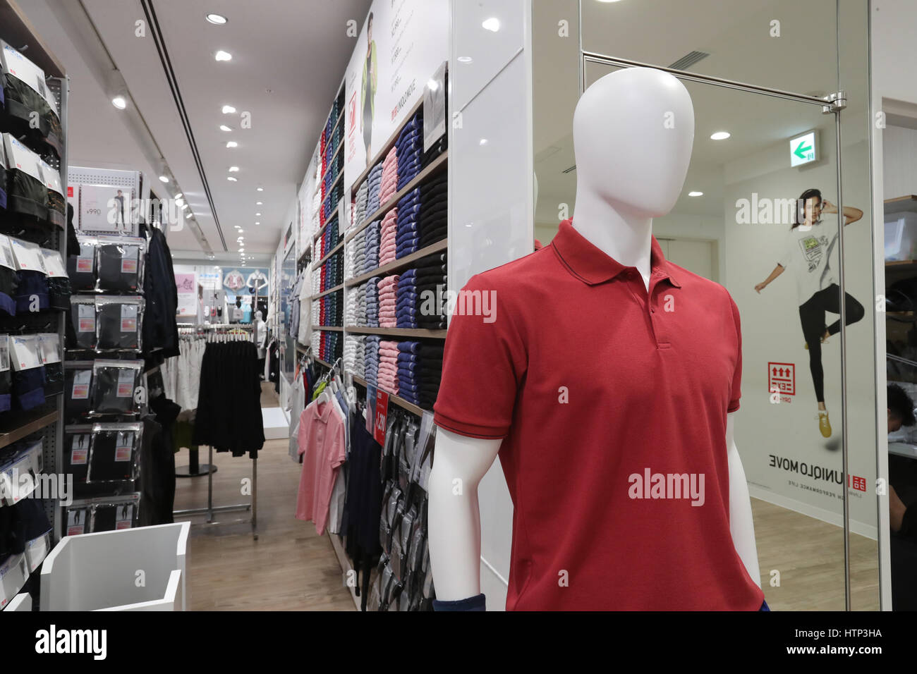 Uniqlo store hi-res stock photography and images - Page 22 - Alamy