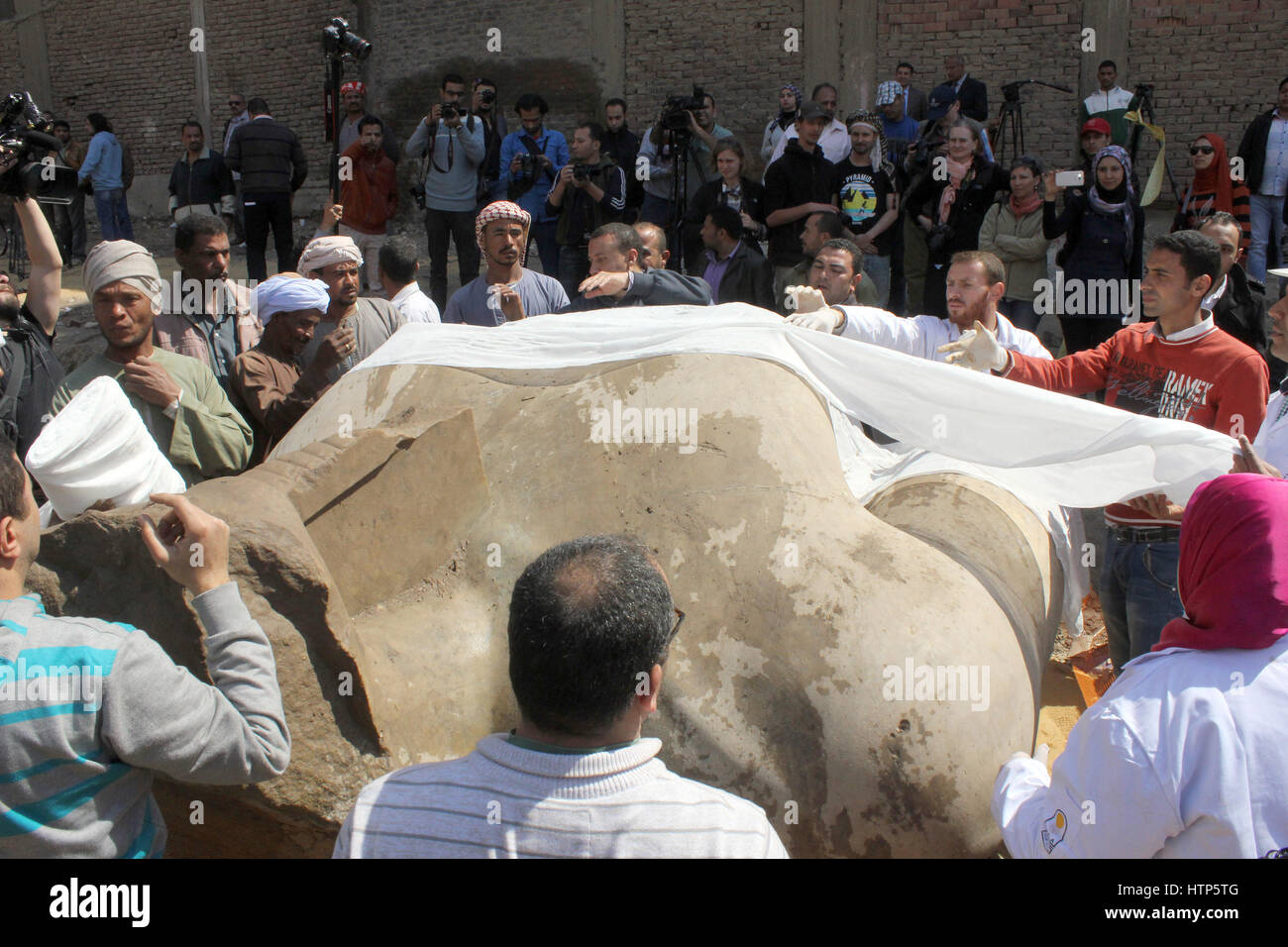 Cairo, Egypt. 14th Mar, 2017. A team of Egyptian and German archeologists pulled out parts of a massive statue, believed to depict Rameses II, one of ancient Egypt's most powerful pharaohs, in al-Matariya neighbourhood in Cairo, Egypt, 14 March 2017. Photo: Nehal El-Sherif/dpa/Alamy Live News Stock Photo