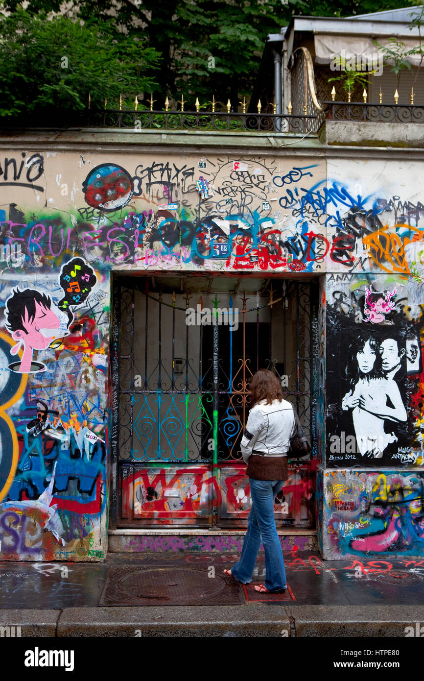 A woman pauses outside the house of Serge Gainsbourg, 5 Bis Rue de Verneuil, 75006 Paris, France.  La maison de Serge Gainsbourg. Stock Photo