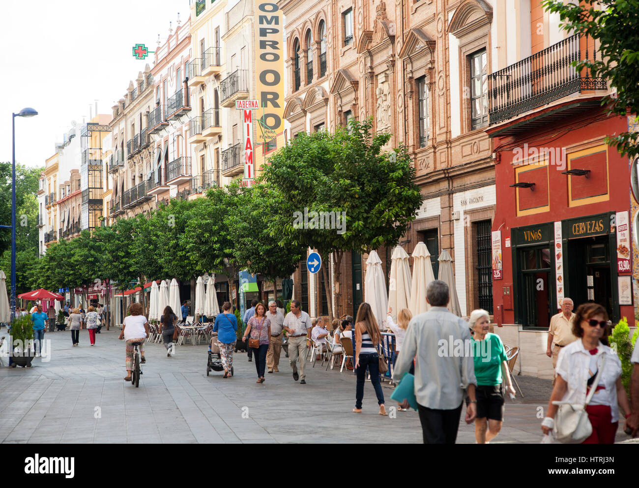 Busy Pedestrianised Shopping Street Calle San Jacinto Triana City Of Busy Pedestrianised Shopping Street Calle San Jacinto Triana City Of