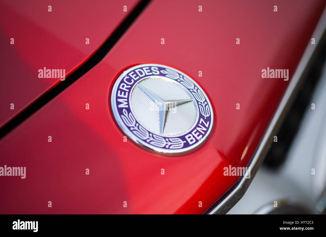 Mercedes Benz Logo On Front Stock Photos & Mercedes Benz Logo On Front ...