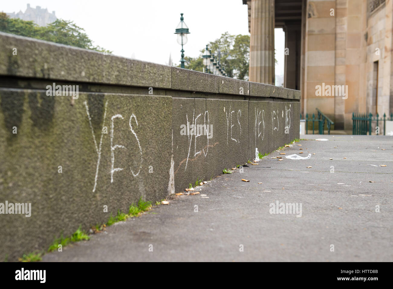 EDINBURGH, SCOTLAND, UK – September 18, 2014 - Handwritten yes signs covering public place on referendum day Stock Photo