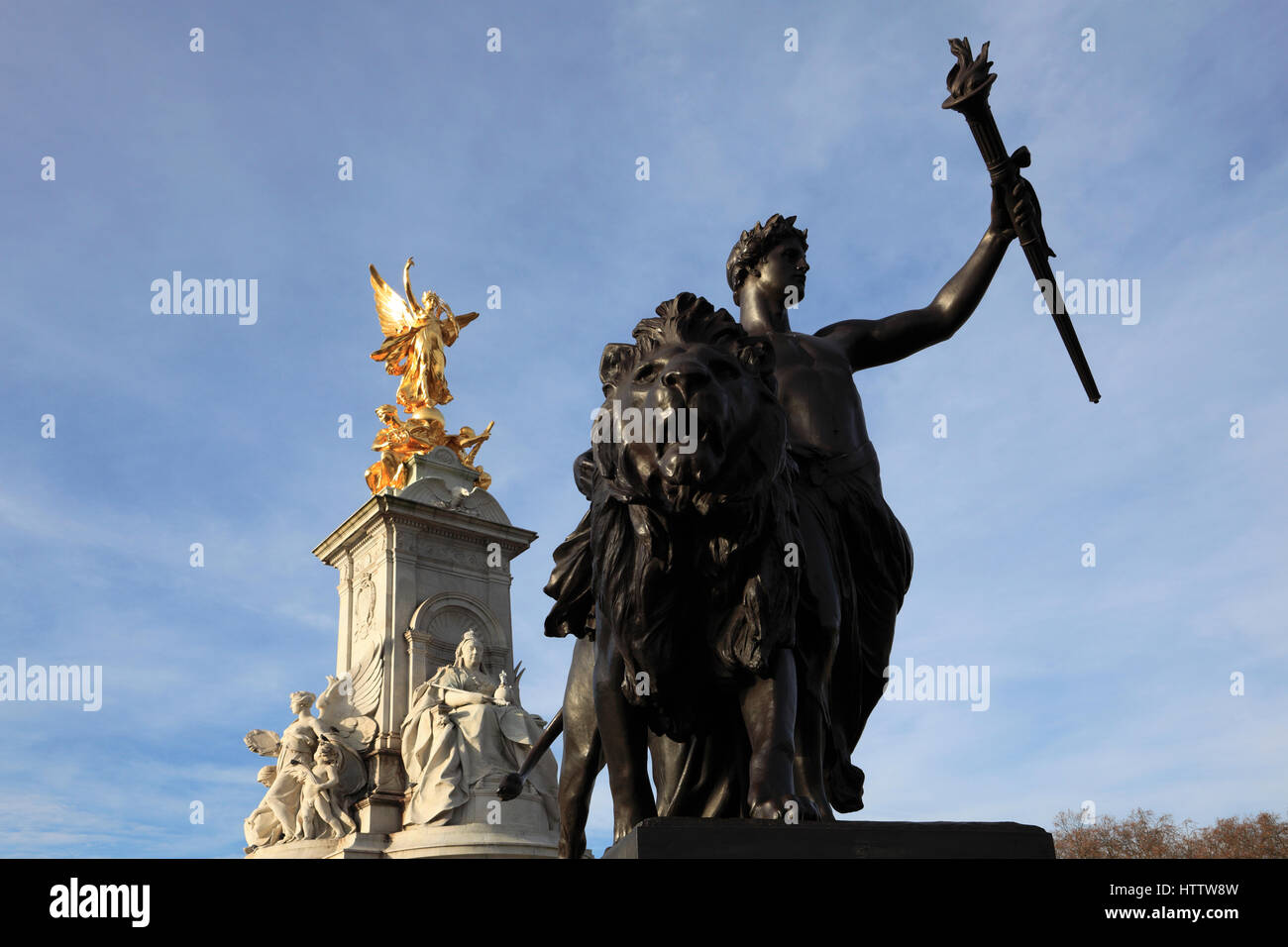 Statue outside buckingham palace hires stock photography and images