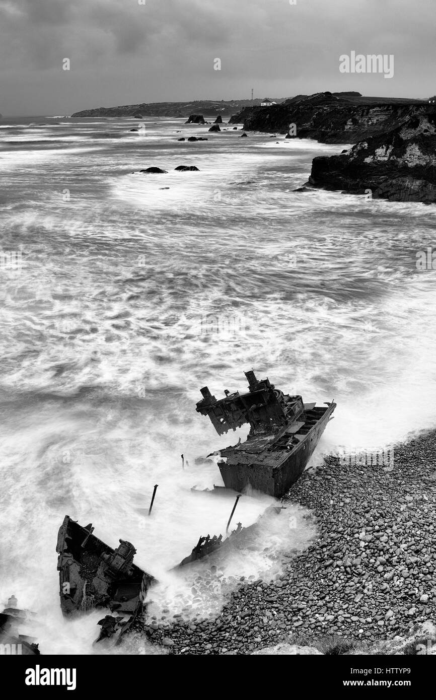 Shipwreck on Praia do Patacho, Vila Nova de Milfontes, Alentejo, Portugal.  Stormy weather and in black and white Stock Photo