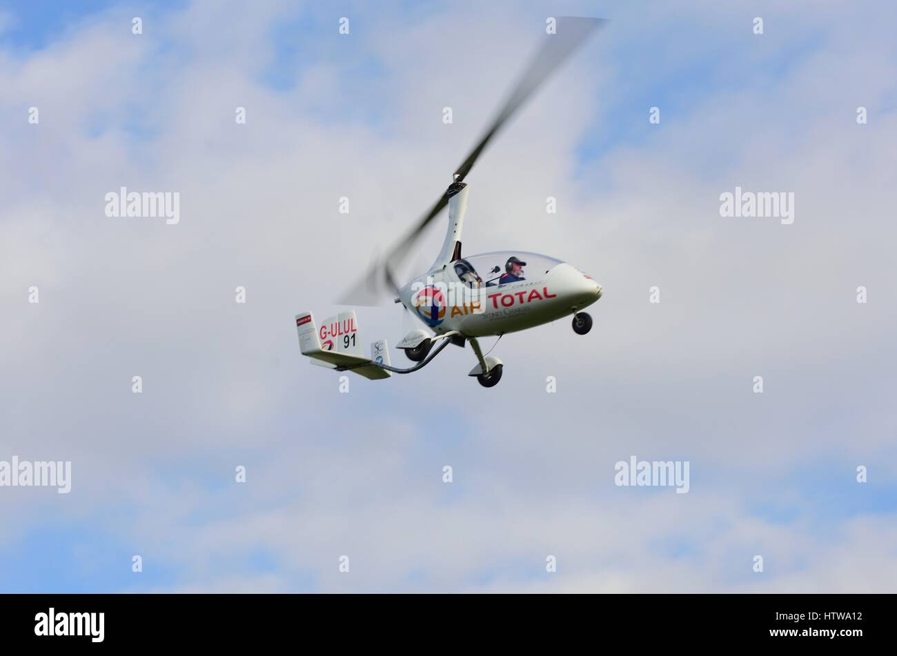 DUXFORD CAMBRIDGESHIRE UK 20 August 2015: Small gyrocopter in flight Stock Photo