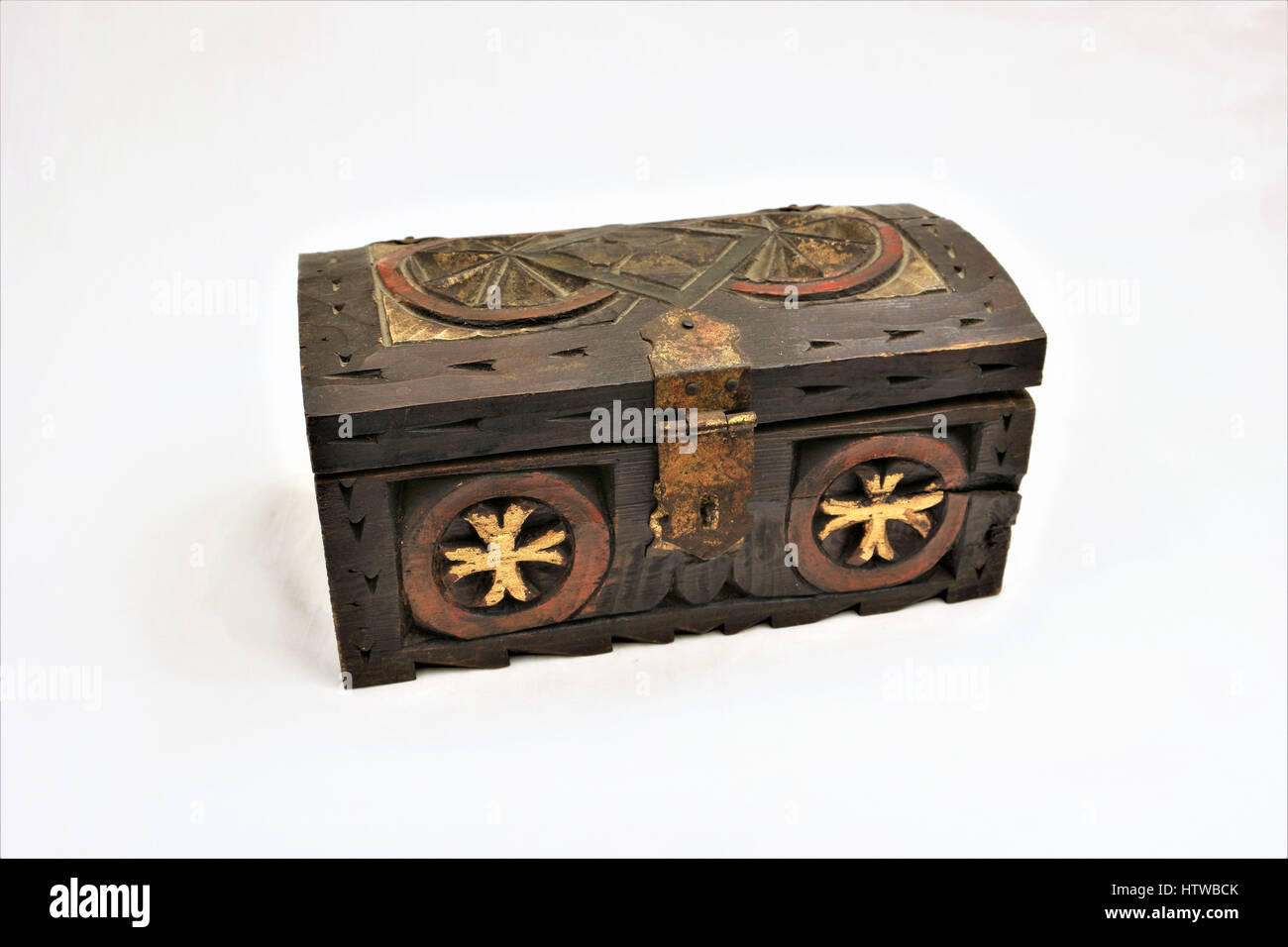 Old wood chest jewelry box closed isolated on white background. Small  miniature vintage treasure chest for keeping jewelry such as necklace,  rings or Stock Photo - Alamy