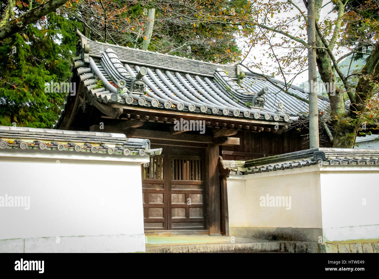Traditional japanese roof style hires stock photography and images Alamy