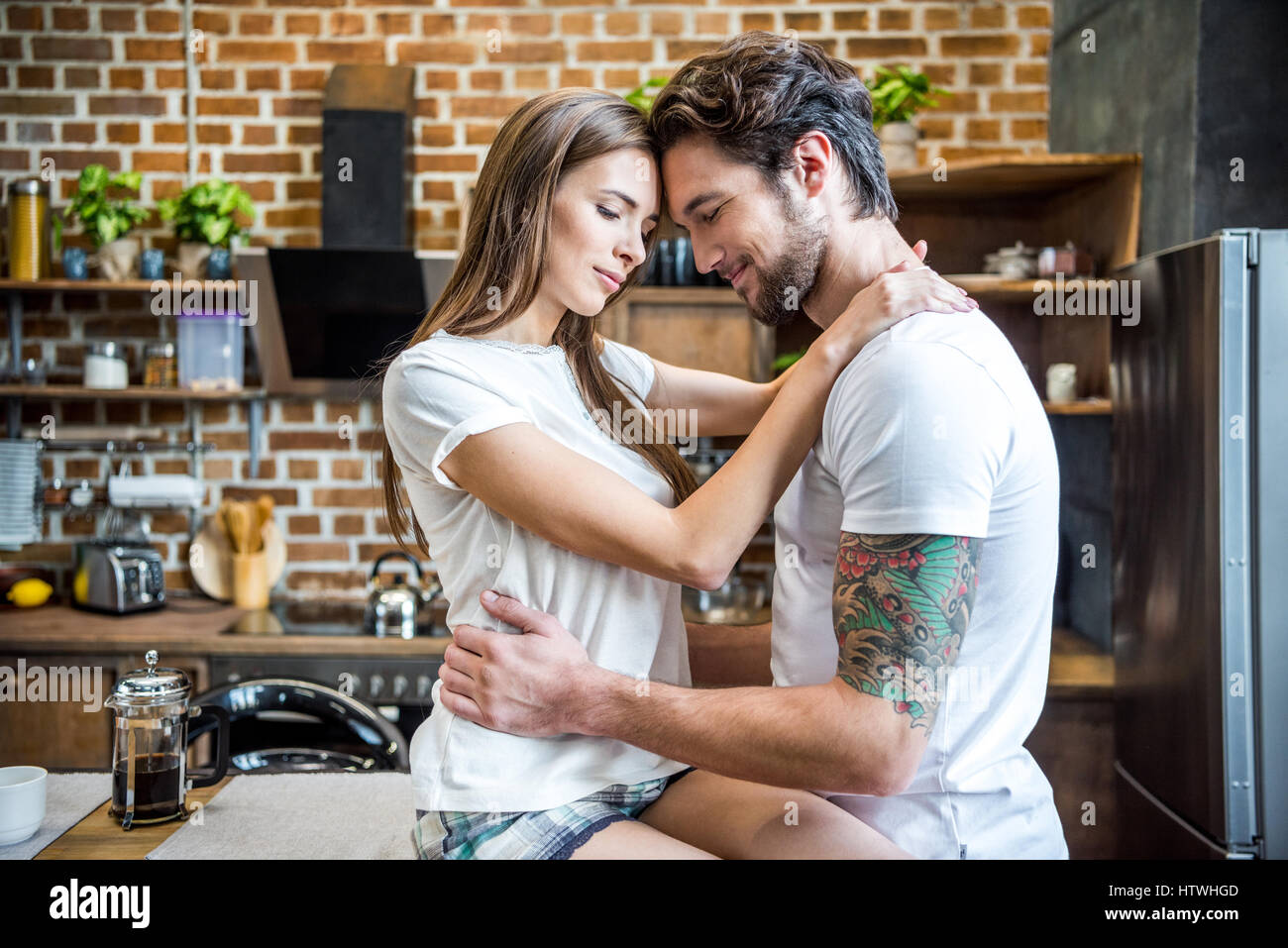Young couple hugging in hi-res stock photography and images - Alamy