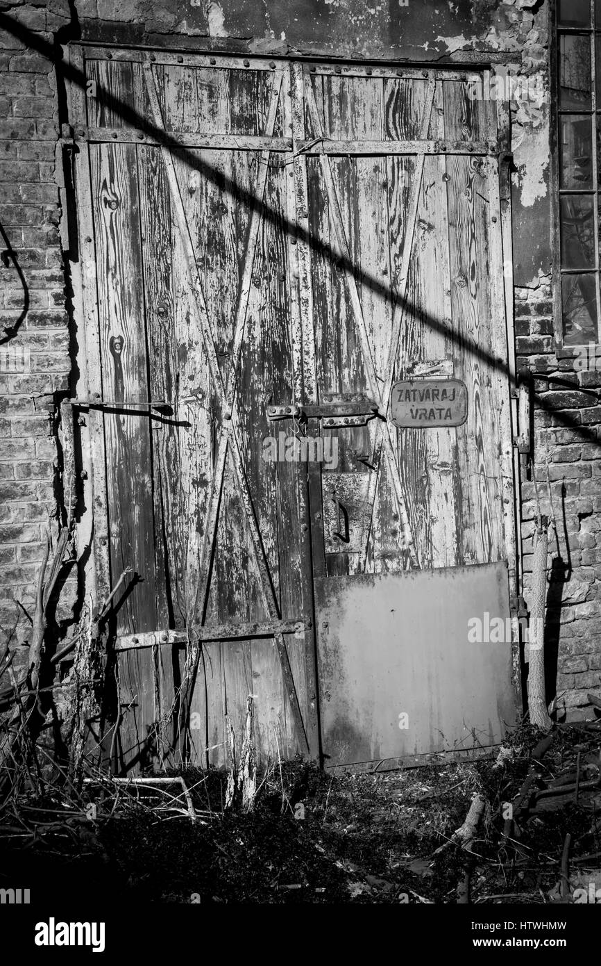 old barn door wooden and rusty Stock Photo - Alamy