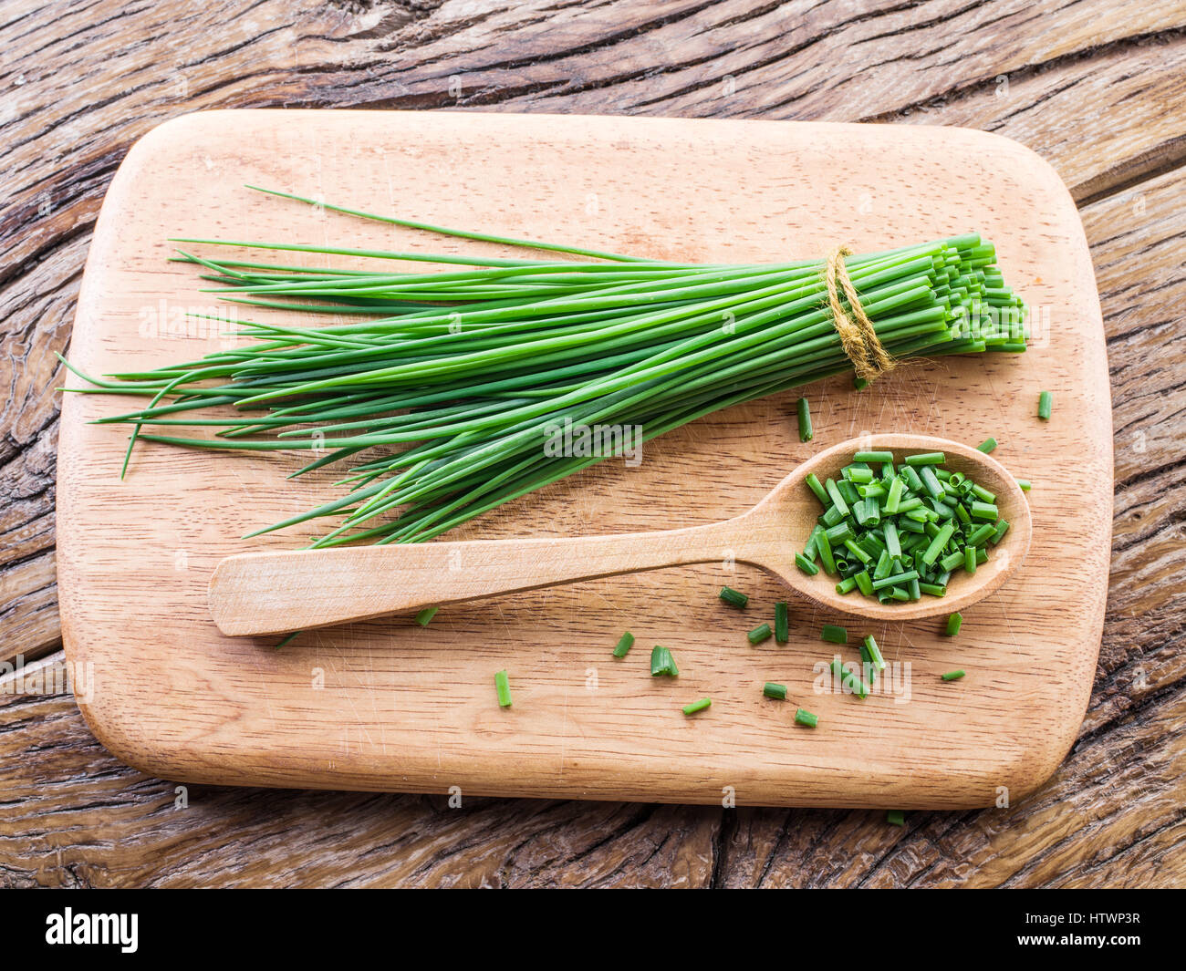 Green onion on the wooden table Stock Photo - Alamy