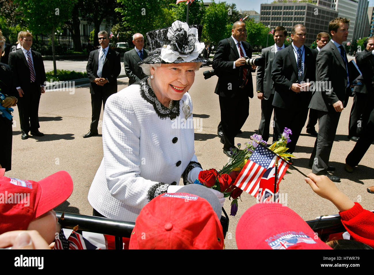 WASHINGTON - MAY 07: (AFP OUT) Her Majesty Queen Elizabeth II greets schoolchildren while walking from the White House to Blair House along Pennsylvania Avenue May 7, 2007 in Washington, DC This is the queen's fifth official visit to the United States in Stock Photo