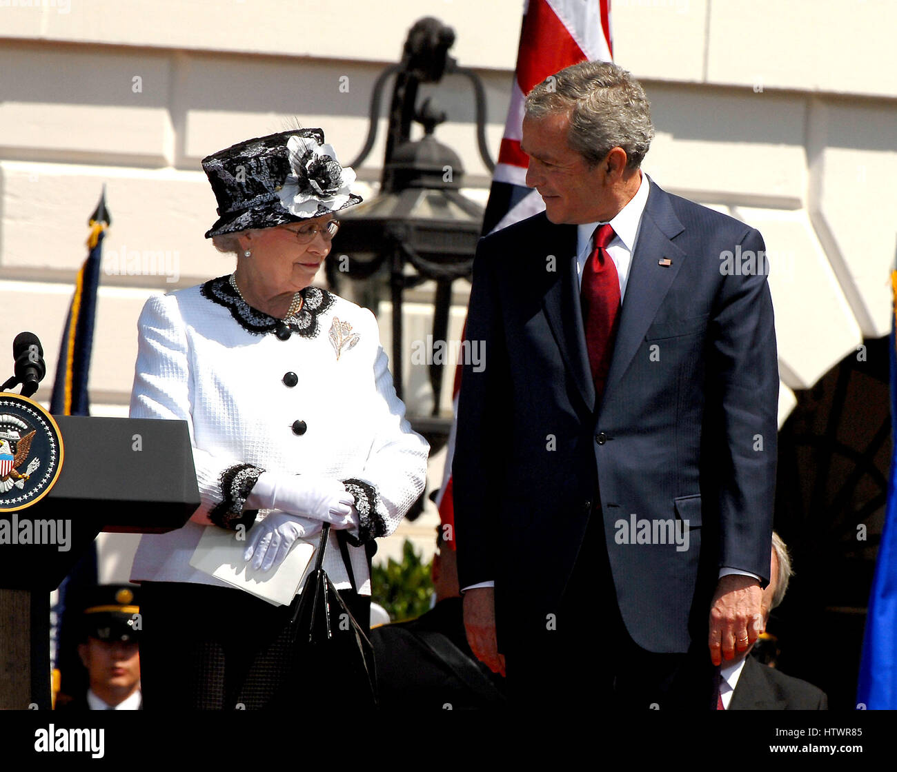 Washington, D.C - May 7, 2007 -- Her Majesty Queen Elizabeth II makes remarks as she and His Royal Highness The Prince Philip, Duke of Edinburgh of Great Britain are welcomed by United States President George W Bush and first lady Laura Bush during a Sout Stock Photo