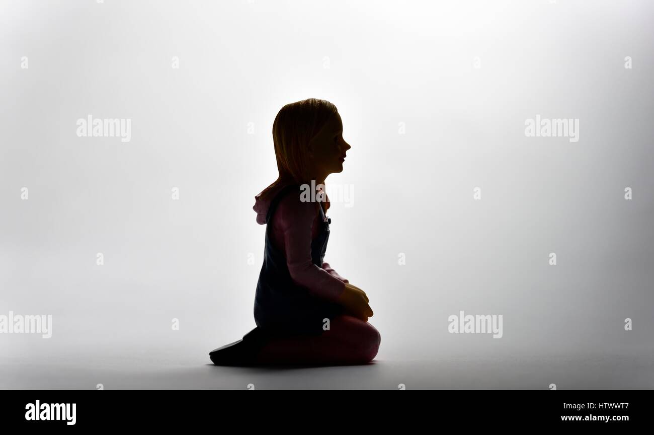 Girl kneeling hi-res stock photography and images - Alamy