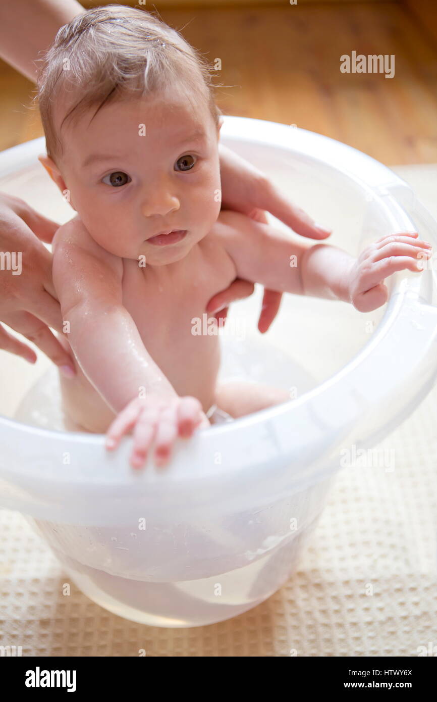 how to bathe a two week old baby