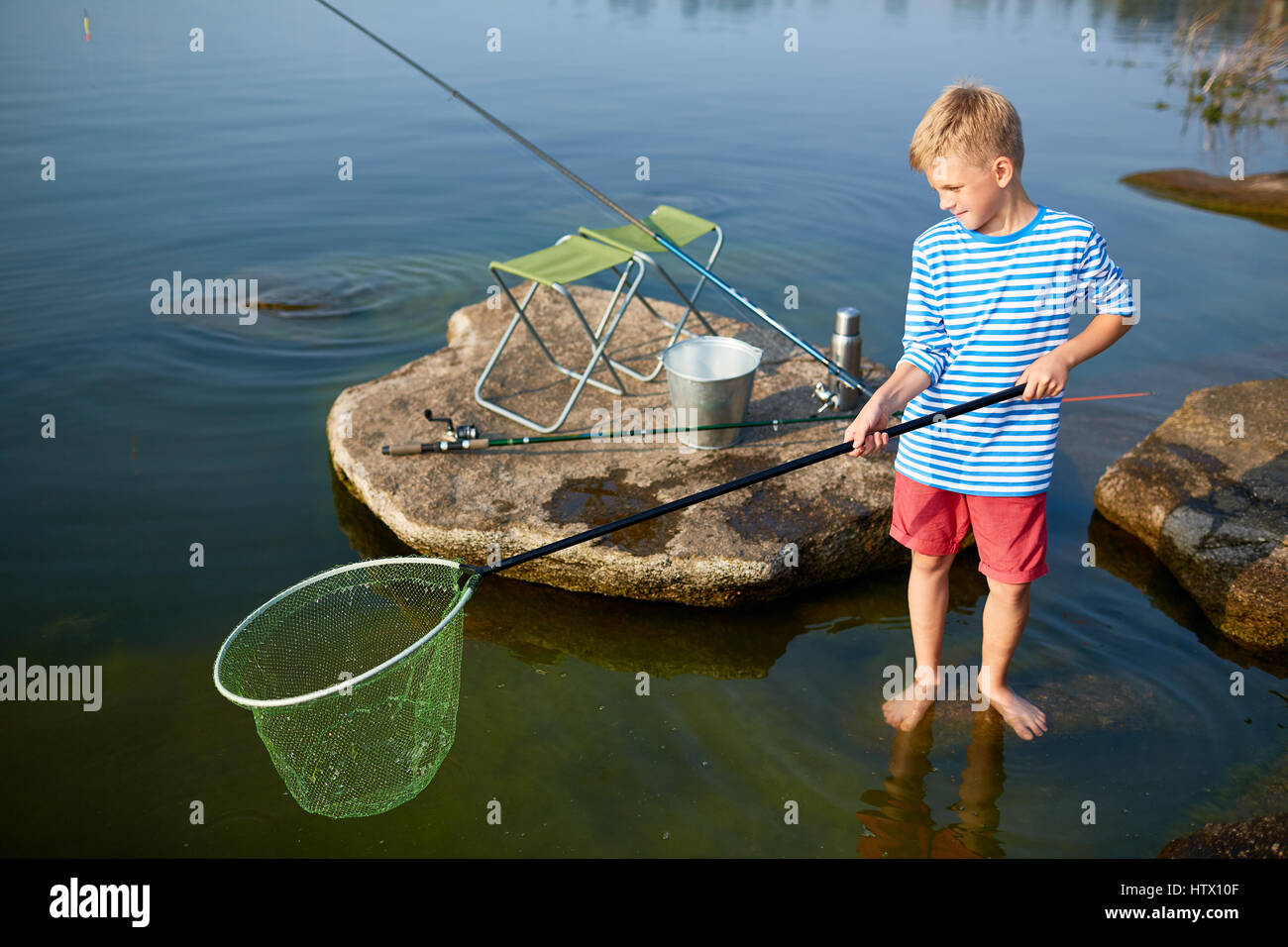 ловлю рыбу сачком сон. ловлю рыбу сачком сон. человек с садком для бабочек. шушпанское водохранилище рыбалка. поймать рыбу сачком.