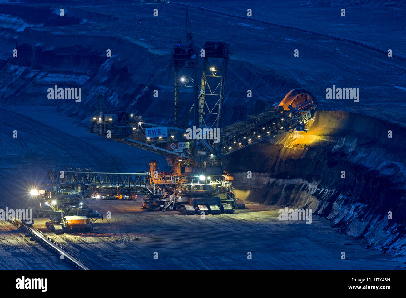 Lignite opencast mine at night, stacker, Garzweiler, North Rhine-Westphalia, Germany Stock Photo