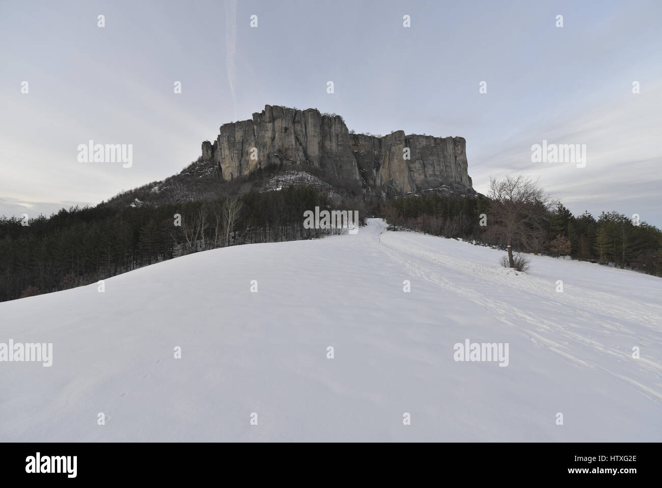 PIETRA DI BISMANTOVA in winter witn snow. Castelnovo Monti, Emilia-Romagna, Italy Stock Photo