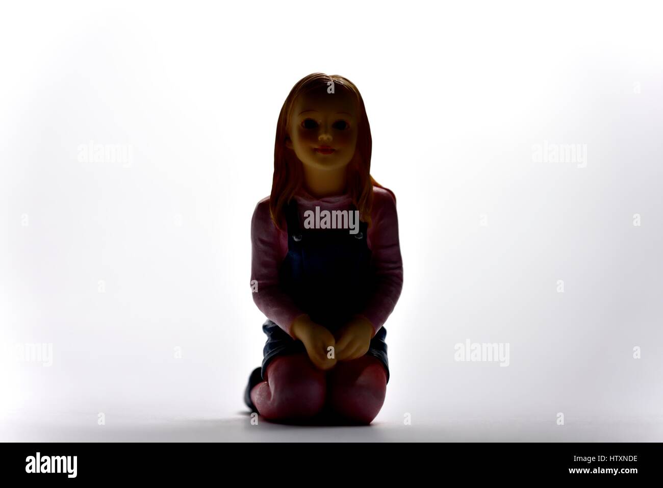 Girl kneeling silhouette hi-res stock photography and images - Alamy