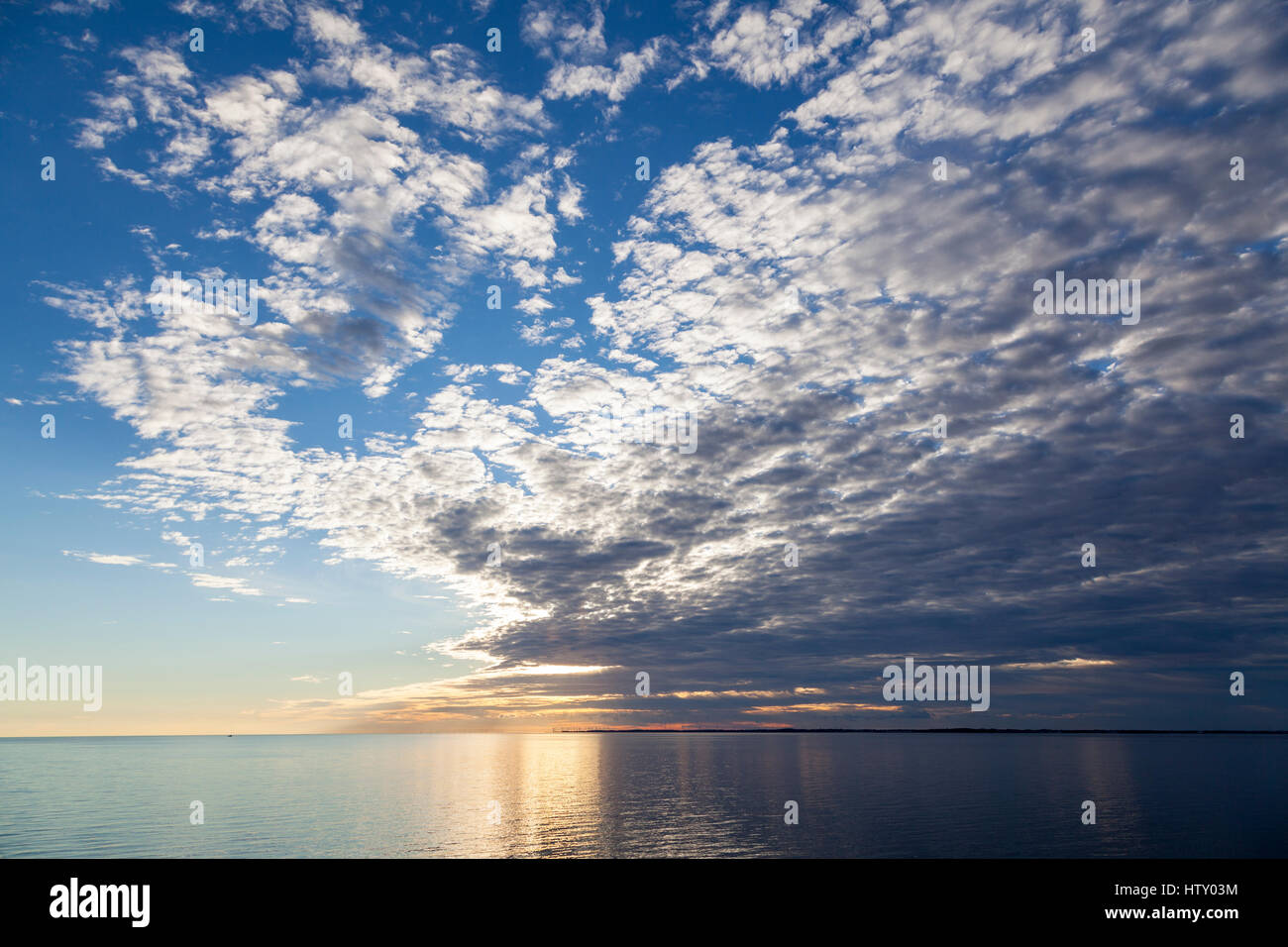 Wolkenformation über der ruhigen Ostsee Stock Photo