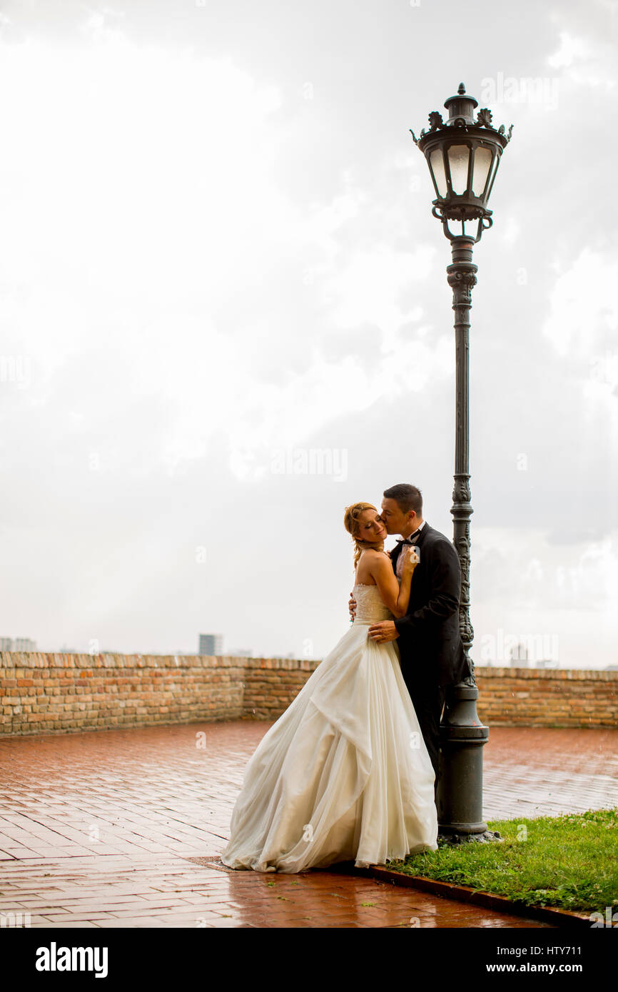 Wedding couple outdoor hi-res stock photography and images - Alamy