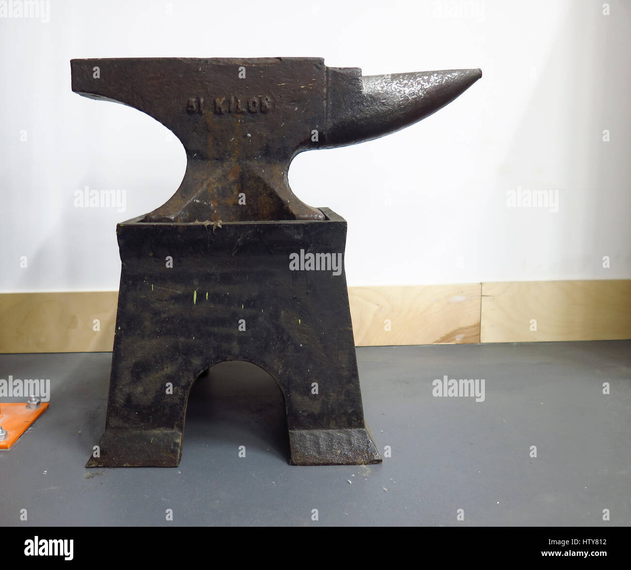 Cast iron anvil hi-res stock photography and images - Alamy