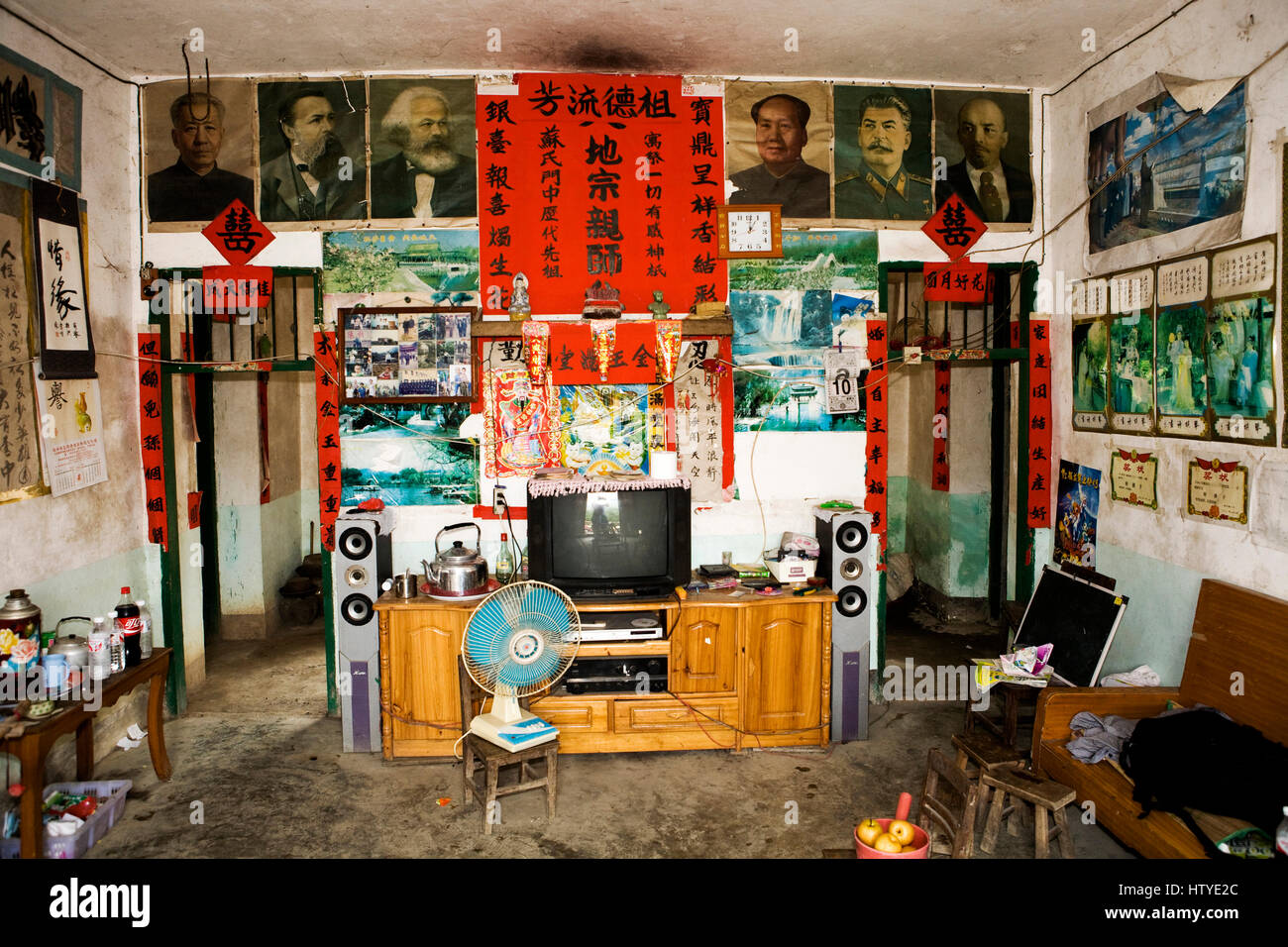 The six faces of communism in a Chinese living room. From left to right: Zhou Enlai, Friedrich Engels, Karl Marx, Mao Zedong, Joseph Stalin and Vladim Stock Photo