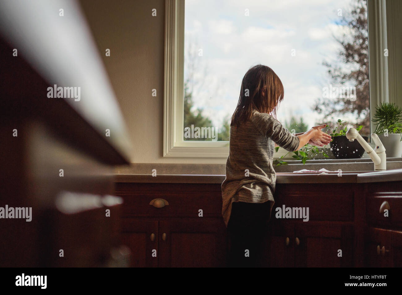 Girl washing dishes hires stock photography and images Alamy