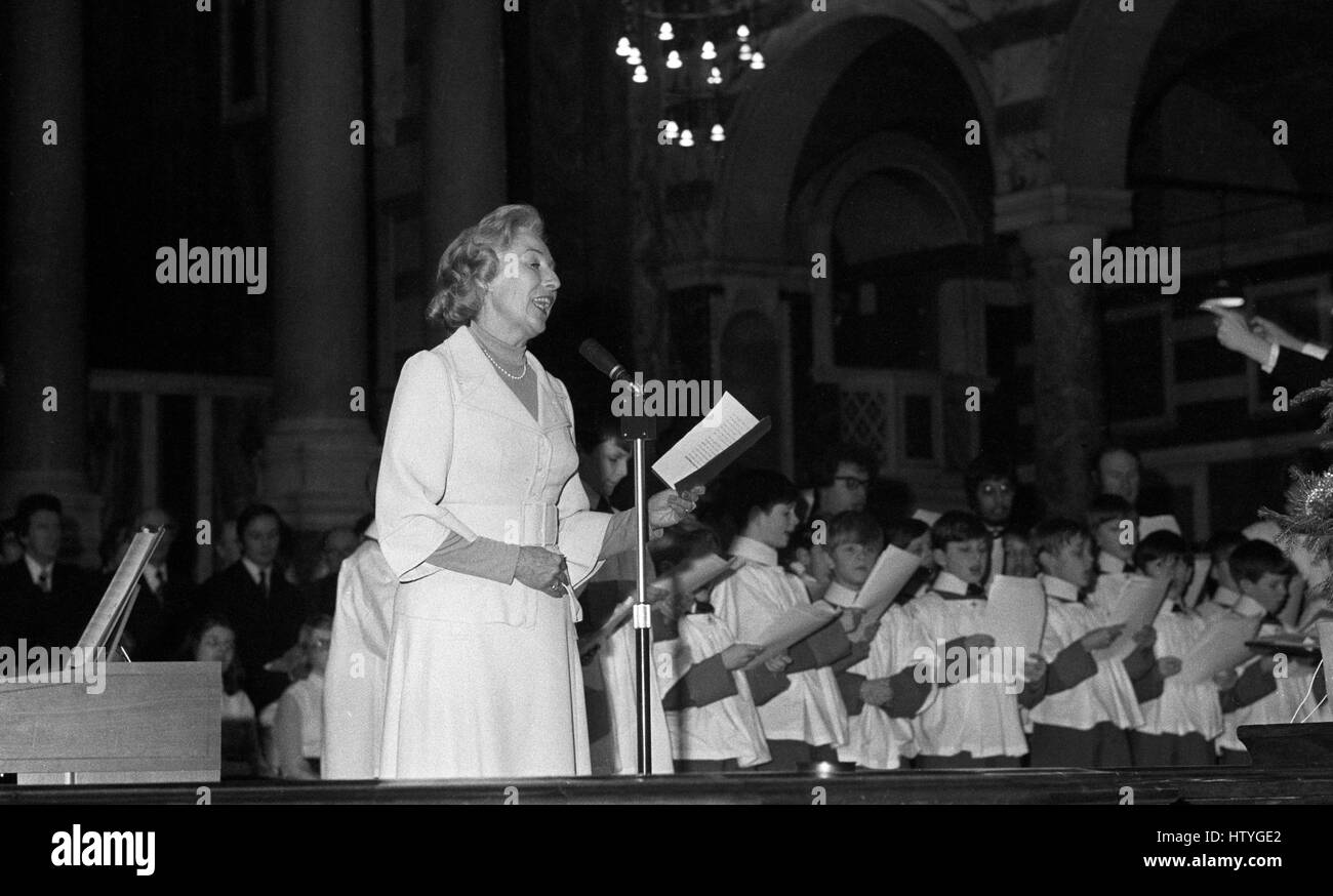 Dame Vera Lynn, accompanied by choirboys, at Westminster Abbey when she took part in the Evening News Festival of Carols. Stock Photo