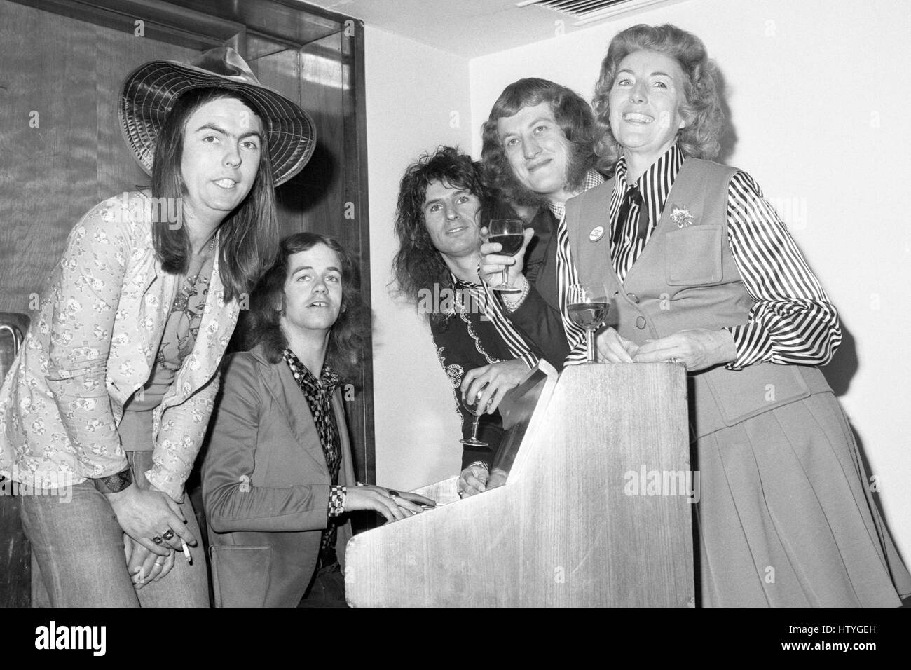 Singer Vera Lynn, 55, joins the Slade pop group around a piano in London. They were all guests at a lunch for the presentation of the New Musical annual awards to the record industry. Slade feature (l-r) David Hill, Jimmy Lea, Don Powell and Noddy Holder. Stock Photo