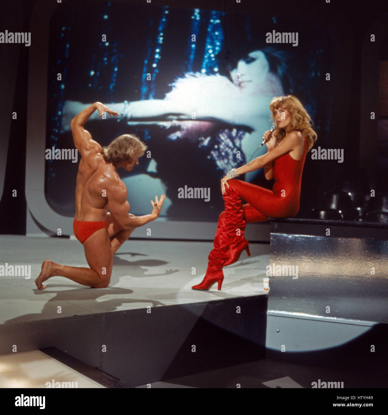 Sängerin Amanda Lear bei einem Auftritt mit Bodybuilder Gabriel Wild, Deutschland 1970er Jahre. Singer Amanda Lear performing with body builder Gabriel Wild, Germany 1970s. Stock Photo