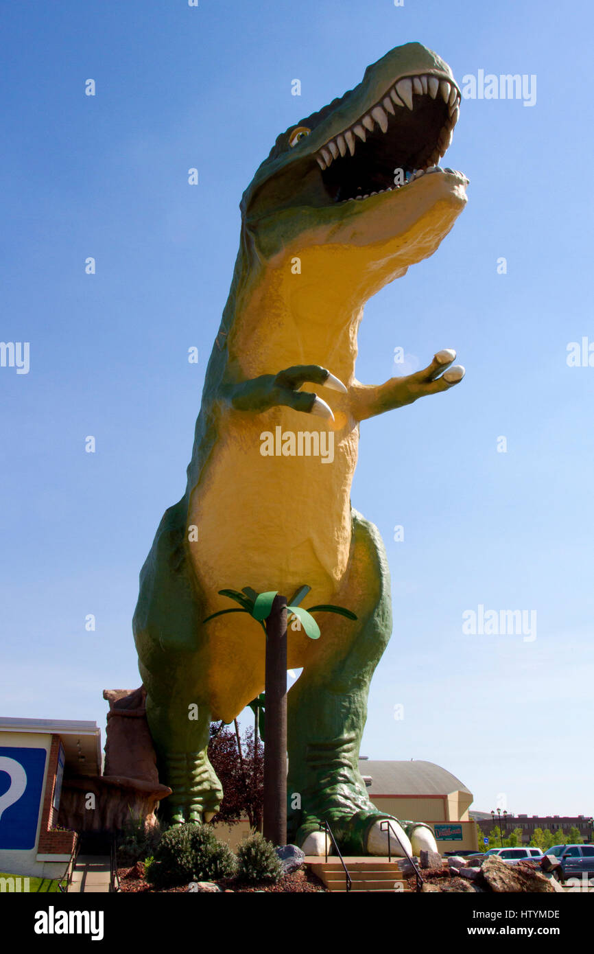 World's largest dinosaur model standing at 86 ft tall and 151 ft long of a Tyrannosaurus rex outside the Drumheller visitors centre, Alberta, Canada Stock Photo