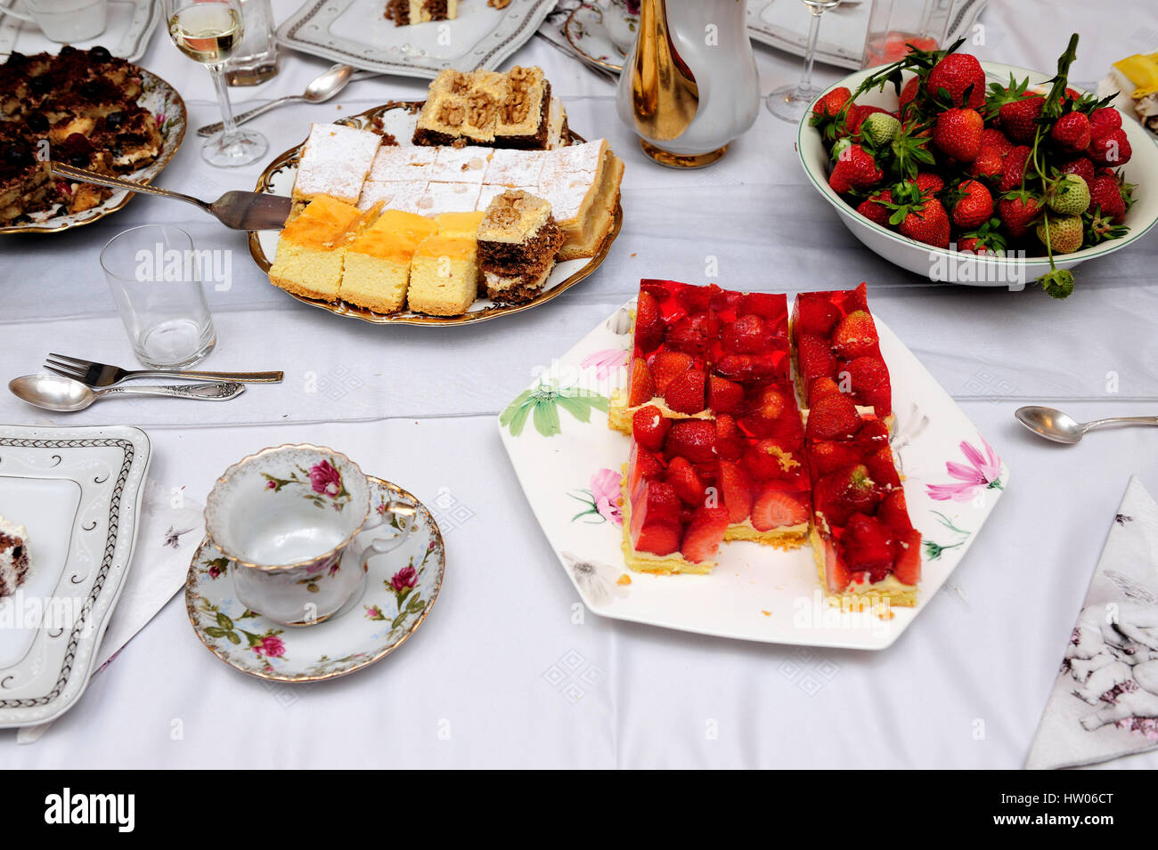 strawberry cake, treats, fruit, fresh, kitchen, preparation, meal, food, eating, kitchen, natural, home-made, baked goods, table, celebration, Stock Photo