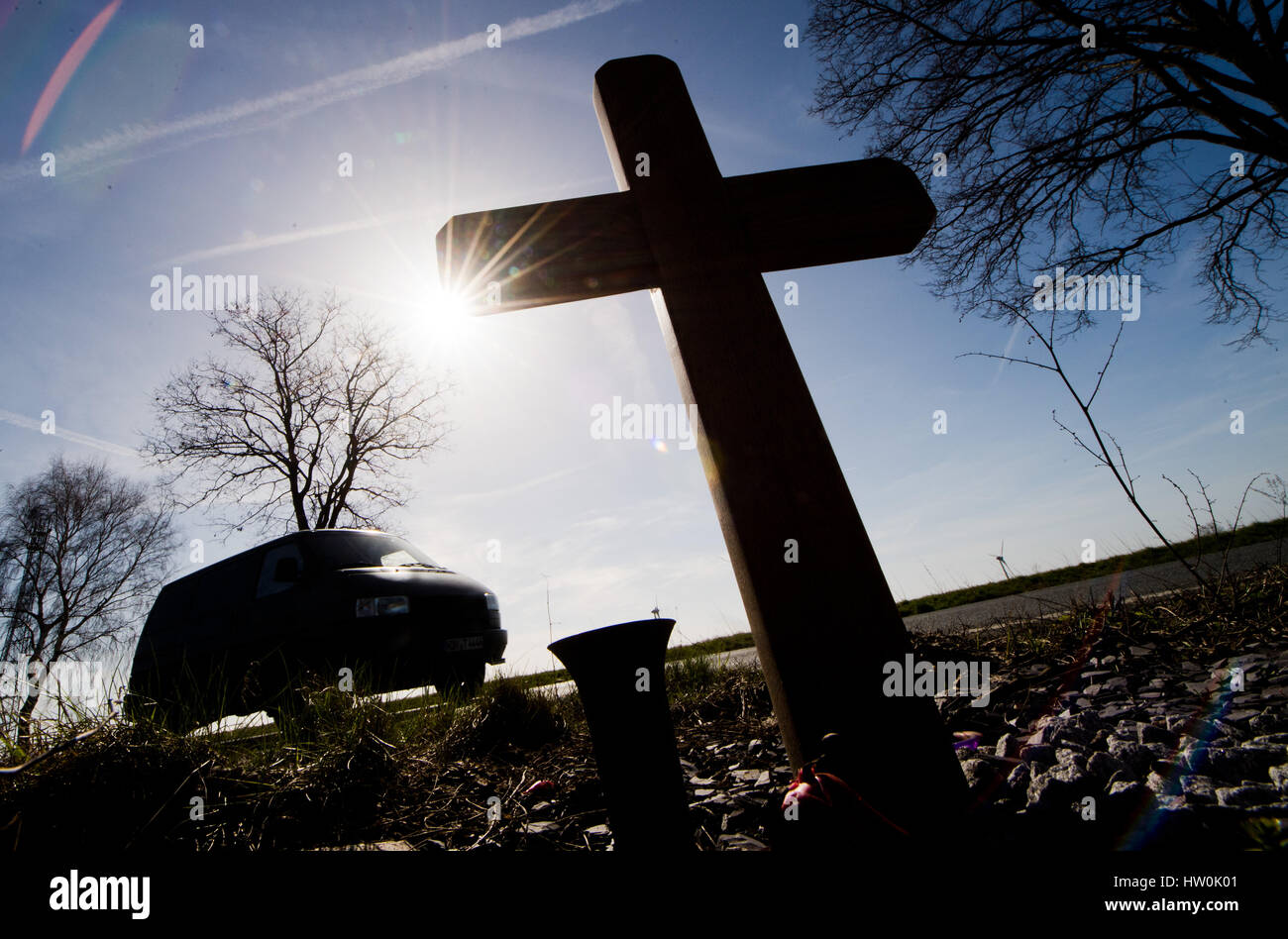 Pattensen, Germany. 16th Mar, 2017. A wooden cross remembering a traffic casualty in Pattensen, Germany, 16 March 2017. 418 people died on the streets in Lower Saxony in 2016, 39 less than in the previous year. The number of injuries went down by one percent to roughly 43,000. Photo: Julian Stratenschulte/dpa/Alamy Live News Stock Photo