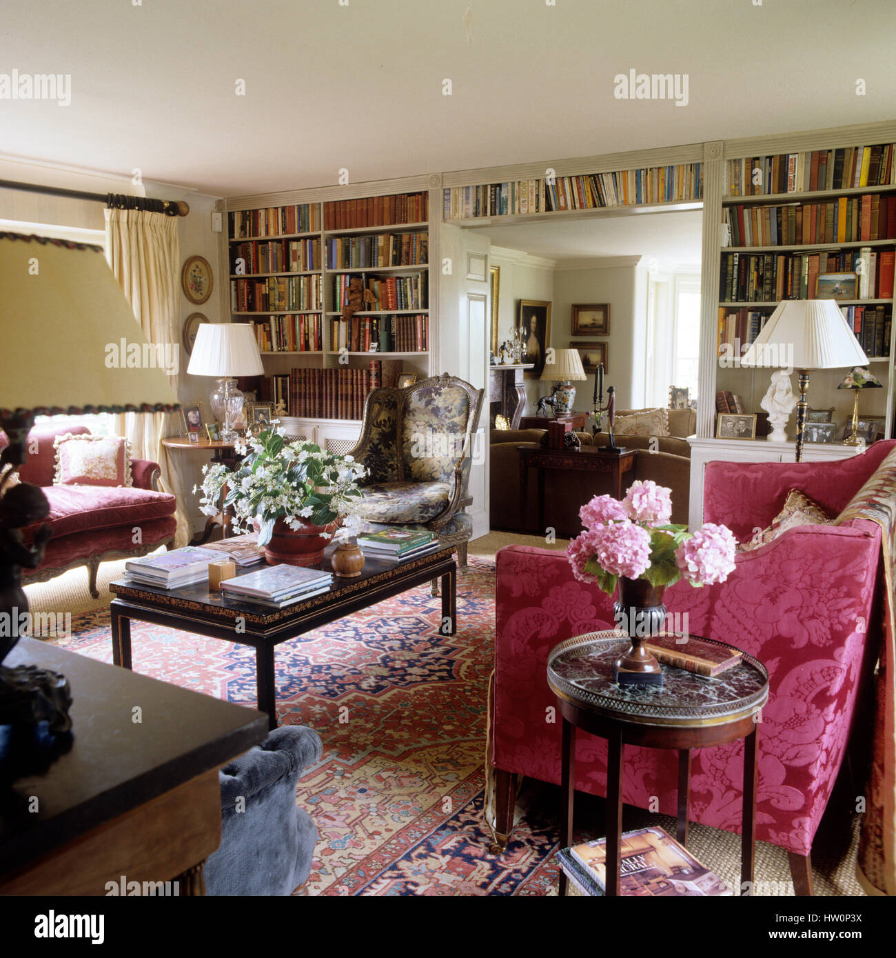 Classic style living room Stock Photo - Alamy